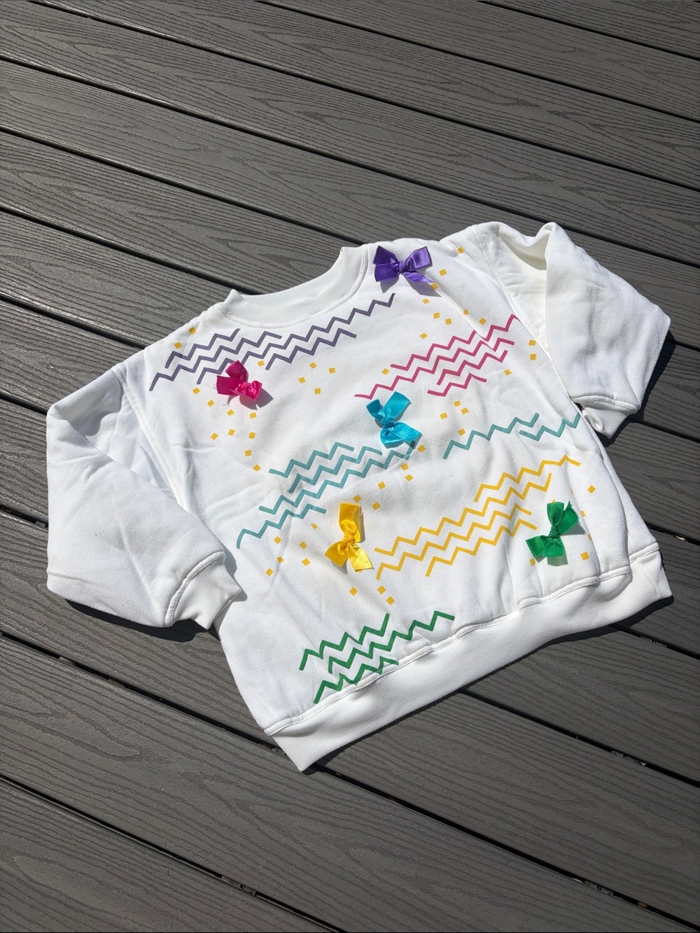 VINTAGE White Crewneck Sweatshirt with Colorful Zigzag Stripes & Bow Appliqués